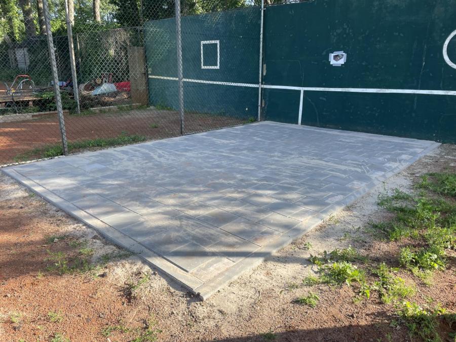 Betonbanden met bestrating