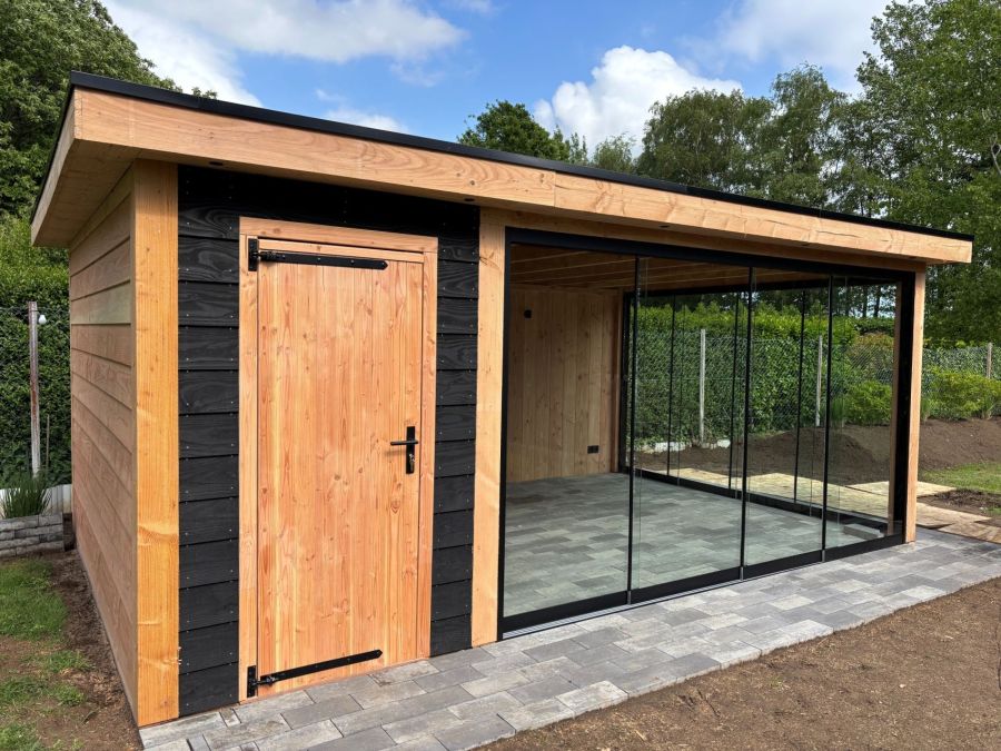 Berging/tuinhuis + overkapping geplaatst in Bocholt