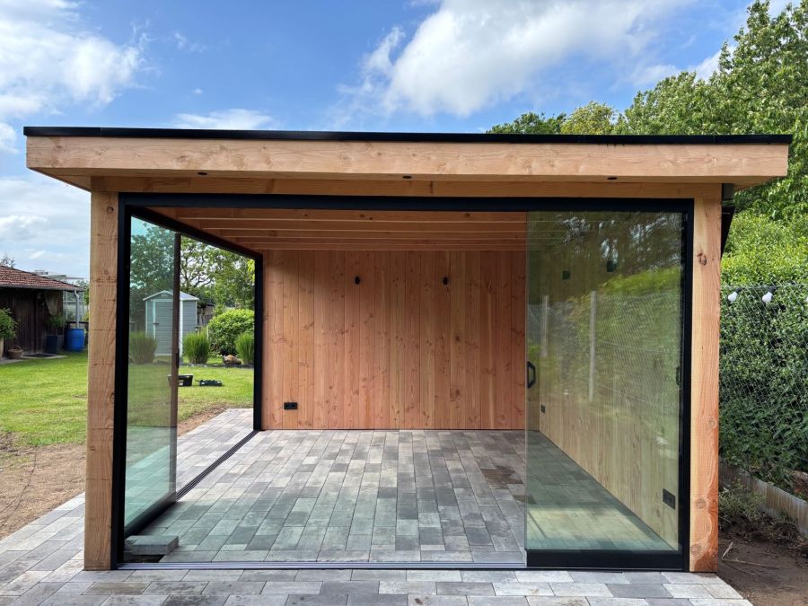 Berging/tuinhuis + overkapping geplaatst in Bocholt