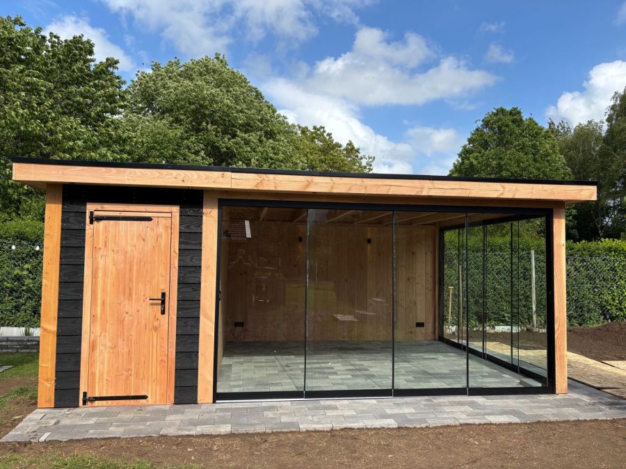 Berging/tuinhuis + overkapping geplaatst in Bocholt