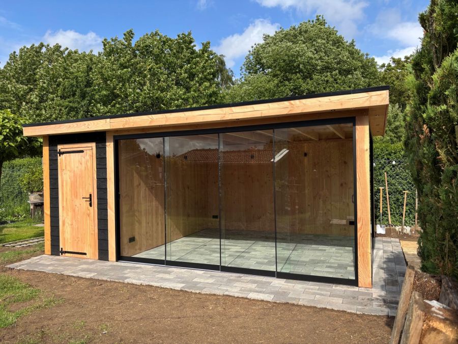 Berging/tuinhuis + overkapping geplaatst in Bocholt