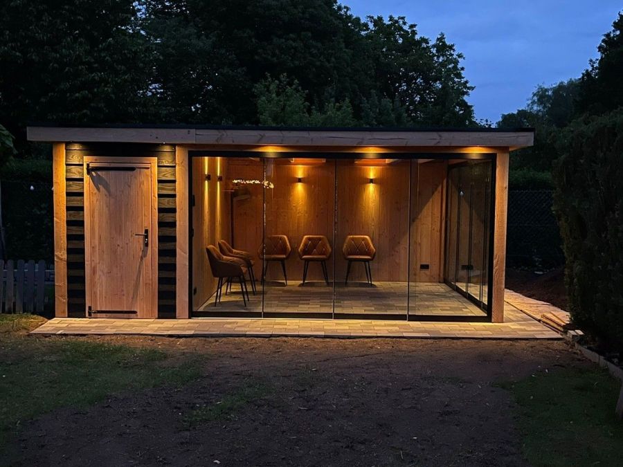 Berging/tuinhuis + overkapping geplaatst in Bocholt