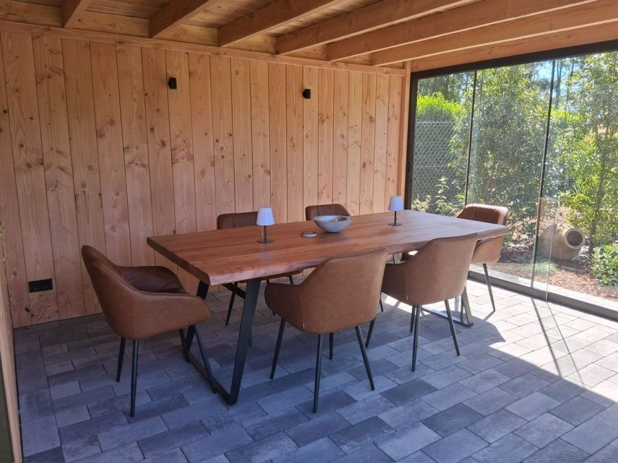 Berging/tuinhuis + overkapping geplaatst in Bocholt
