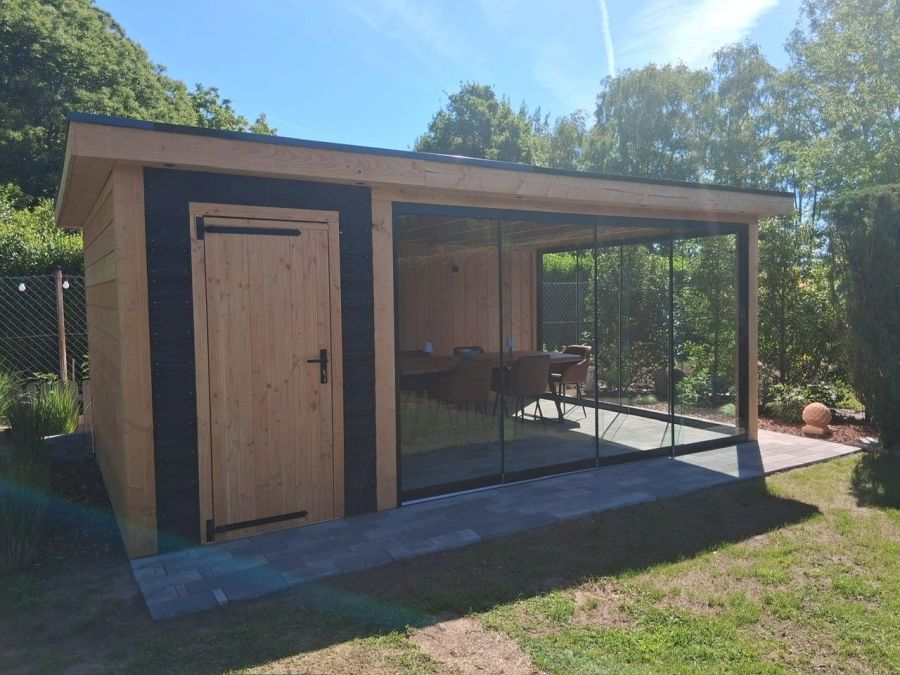 Berging/tuinhuis + overkapping geplaatst in Bocholt