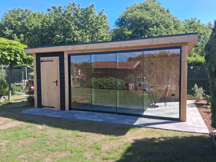 Berging/tuinhuis + overkapping geplaatst in Bocholt