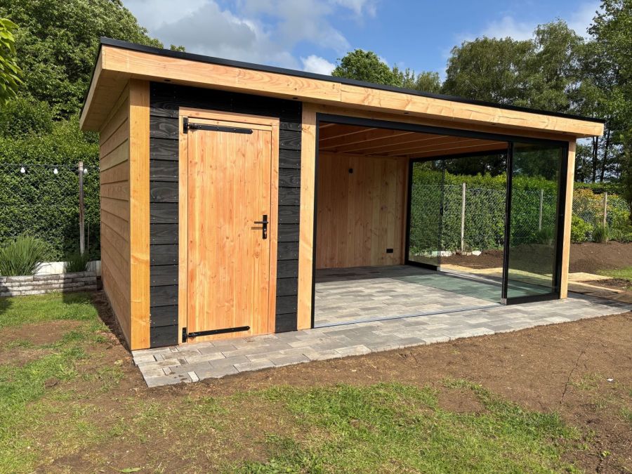 Berging/tuinhuis + overkapping geplaatst in Bocholt