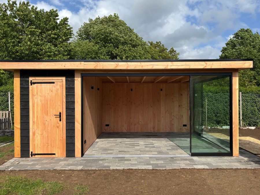 Berging/tuinhuis + overkapping geplaatst in Bocholt