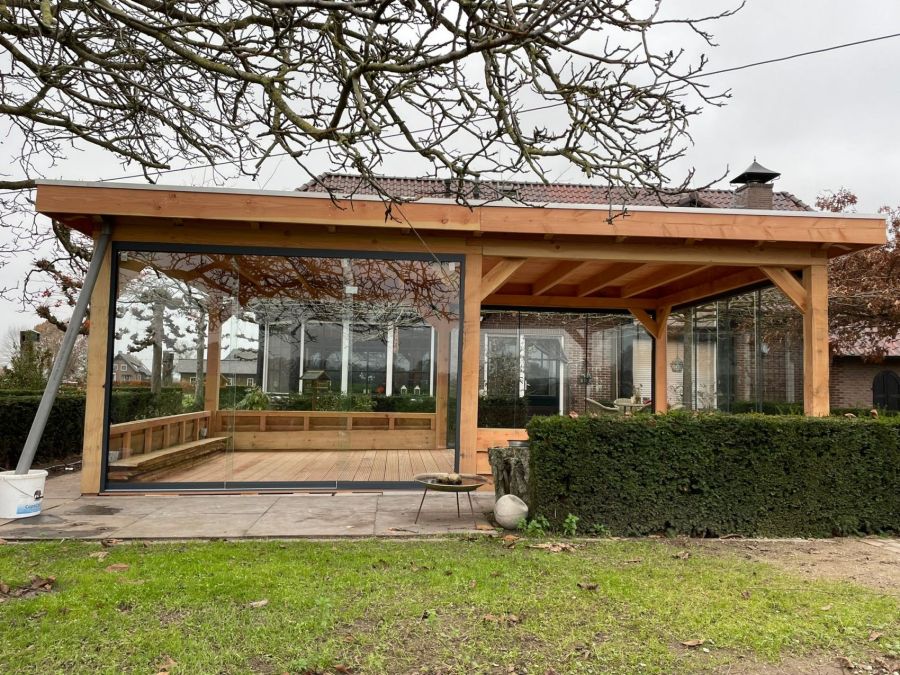 Buitenleven in Megchelen: Robuuste Douglas Overkapping