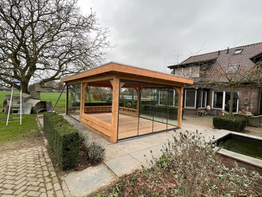 Buitenleven in Megchelen: Robuuste Douglas Overkapping