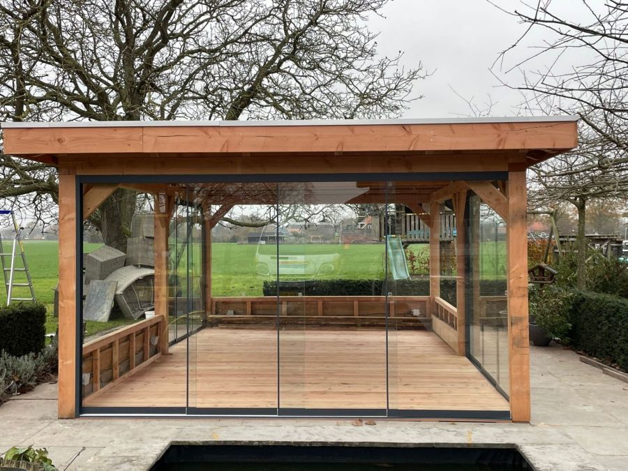 Buitenleven in Megchelen: Robuuste Douglas Overkapping