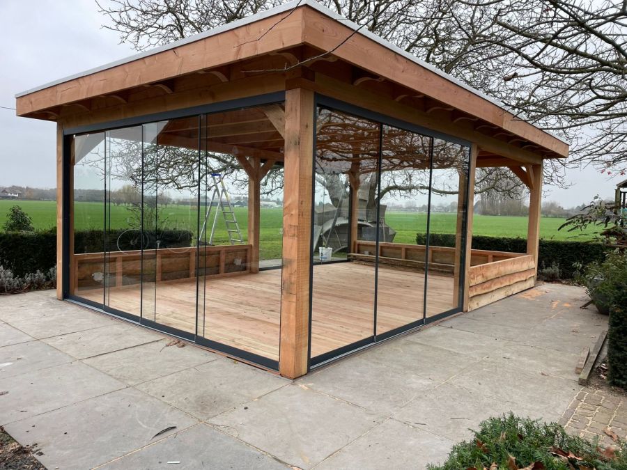 Buitenleven in Megchelen: Robuuste Douglas Overkapping