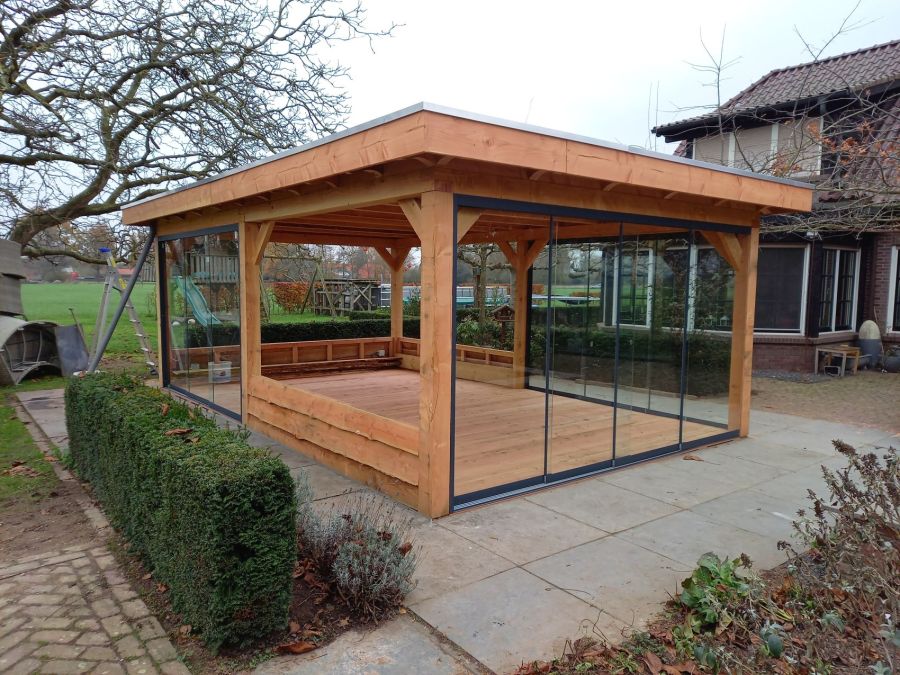 Buitenleven in Megchelen: Robuuste Douglas Overkapping