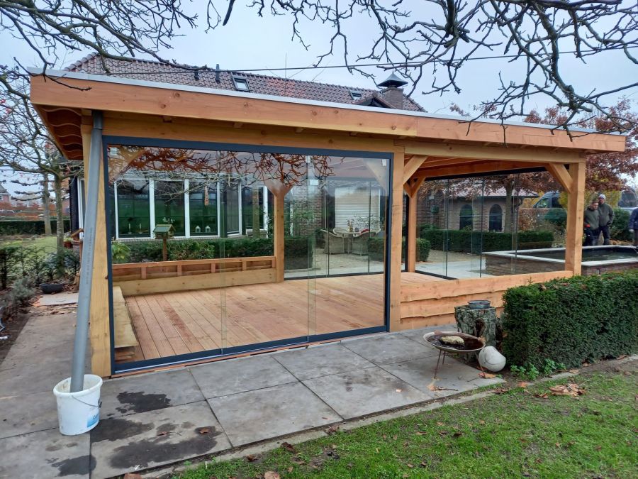 Buitenleven in Megchelen: Robuuste Douglas Overkapping