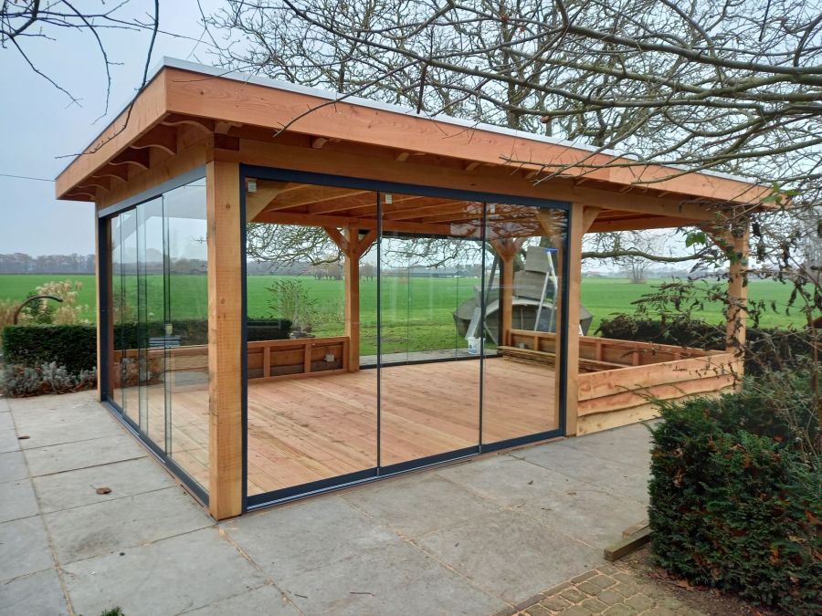 Buitenleven in Megchelen: Robuuste Douglas Overkapping