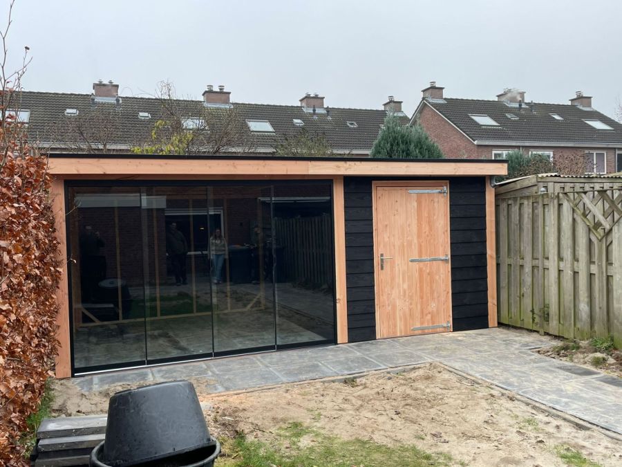 Buitenruimte in Aalten: Tuinhuis met Zwart Rabat