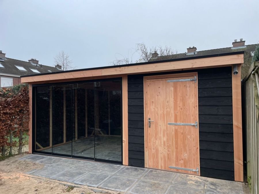 Buitenruimte in Aalten: Tuinhuis met Zwart Rabat