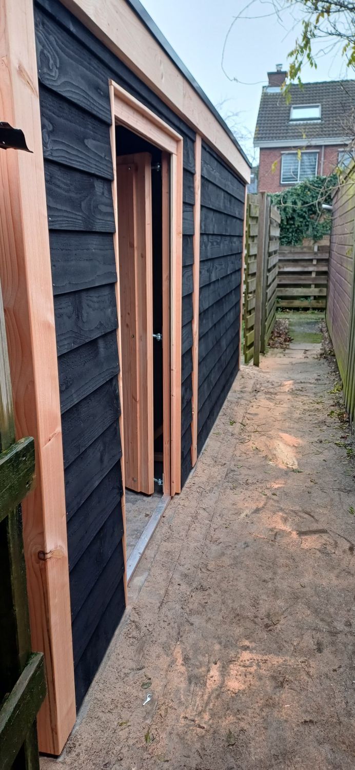 Buitenruimte in Aalten: Tuinhuis met Zwart Rabat