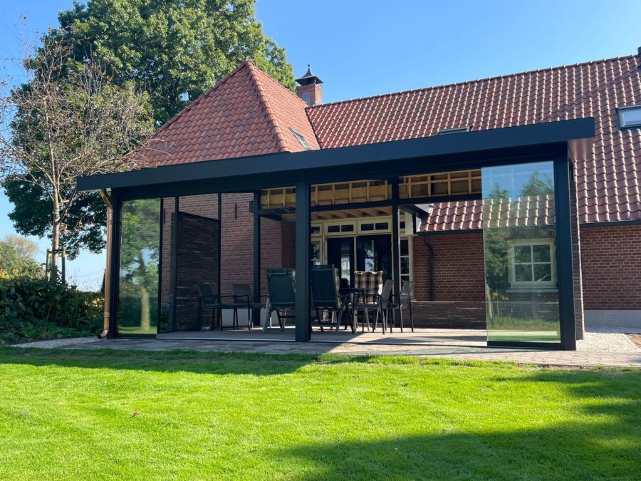 Buitenverblijf: Project Etten met Glazenschuifdeuren