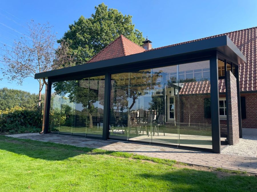 Buitenverblijf: Project Etten met Glazenschuifdeuren