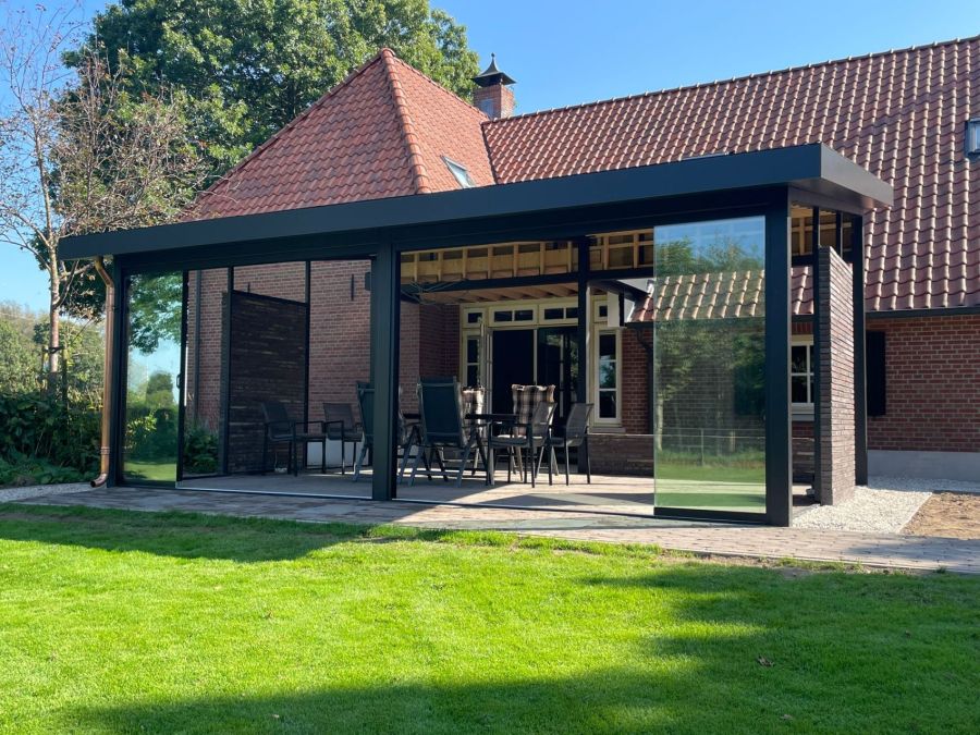 Buitenverblijf: Project Etten met Glazenschuifdeuren