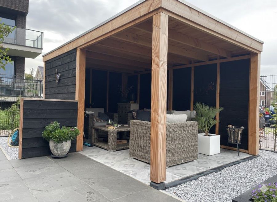 Design Tuinkamer in Zutphen: Platdak Overkapping met Glazen Schuifdeuren