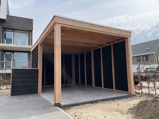 Design Tuinkamer in Zutphen: Platdak Overkapping met Glazen Schuifdeuren