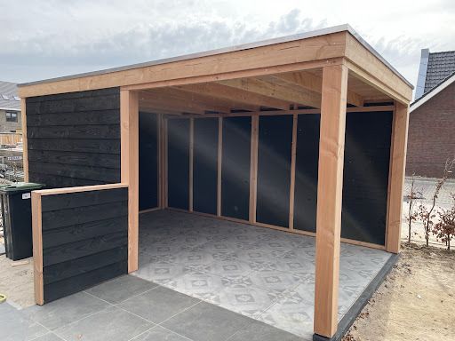 Design Tuinkamer in Zutphen: Platdak Overkapping met Glazen Schuifdeuren