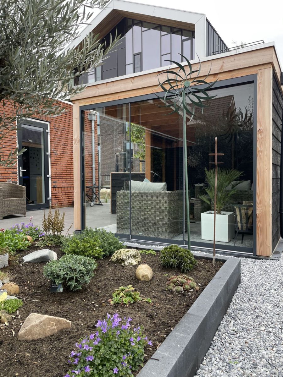 Design Tuinkamer in Zutphen: Platdak Overkapping met Glazen Schuifdeuren