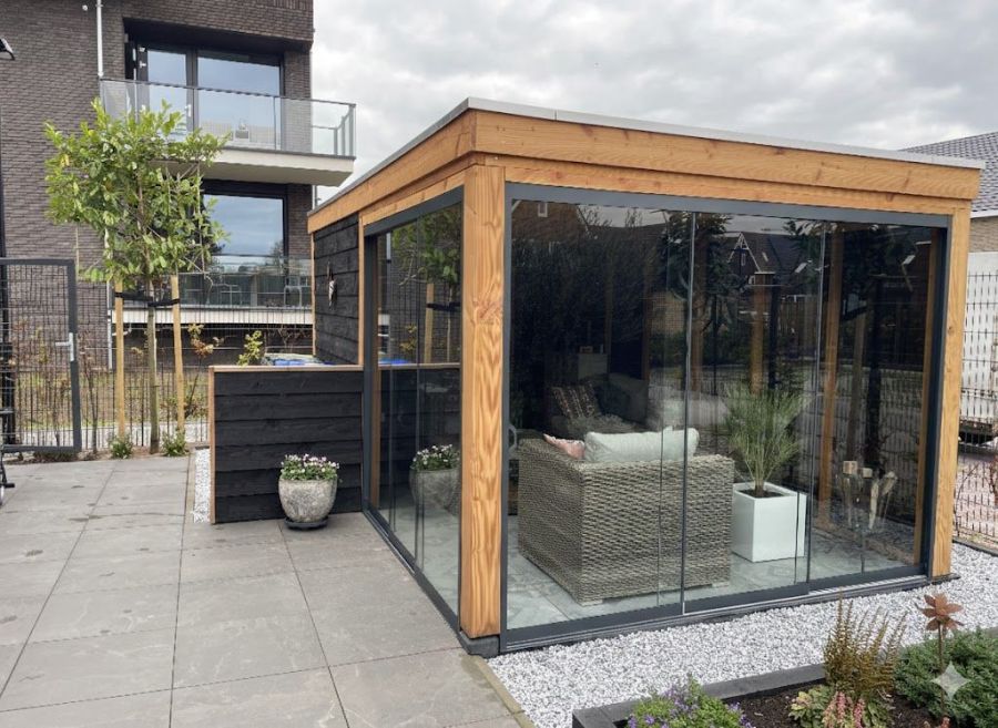 Design Tuinkamer in Zutphen: Platdak Overkapping met Glazen Schuifdeuren