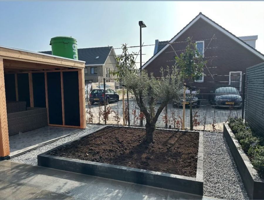 Design Tuinkamer in Zutphen: Platdak Overkapping met Glazen Schuifdeuren