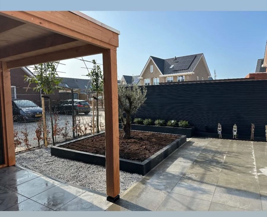 Design Tuinkamer in Zutphen: Platdak Overkapping met Glazen Schuifdeuren