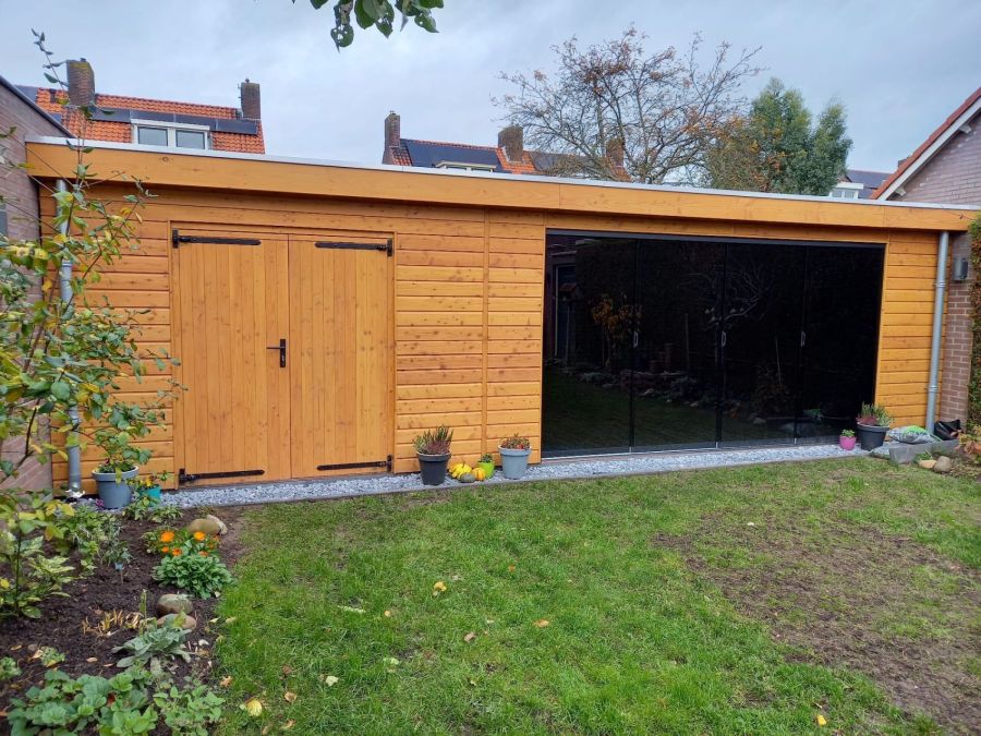 Douglas Berging en Overkapping: Luxe met Getint Glas in Doetinchem