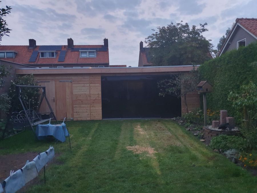 Douglas Berging en Overkapping: Luxe met Getint Glas in Doetinchem