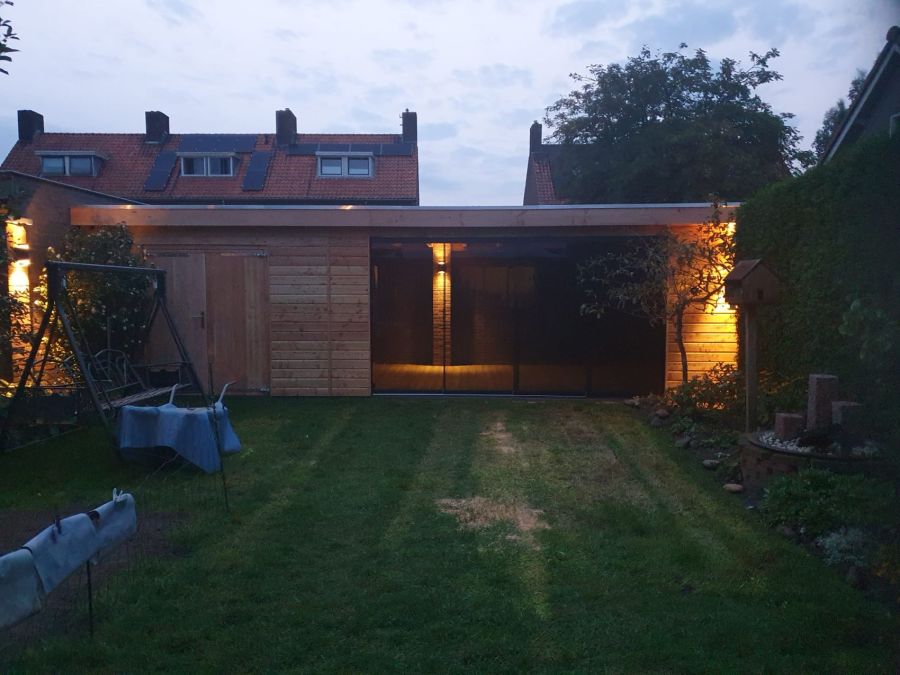 Douglas Berging en Overkapping: Luxe met Getint Glas in Doetinchem