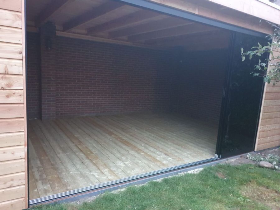 Douglas Berging en Overkapping: Luxe met Getint Glas in Doetinchem