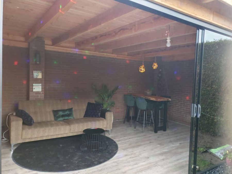 Douglas Berging en Overkapping: Luxe met Getint Glas in Doetinchem