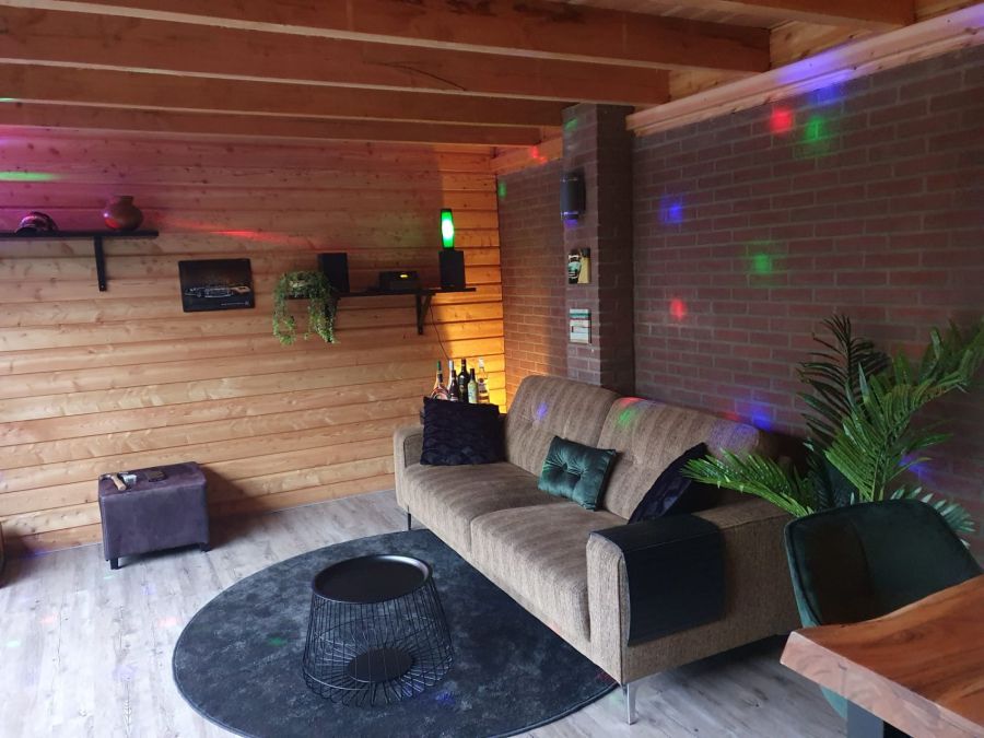 Douglas Berging en Overkapping: Luxe met Getint Glas in Doetinchem