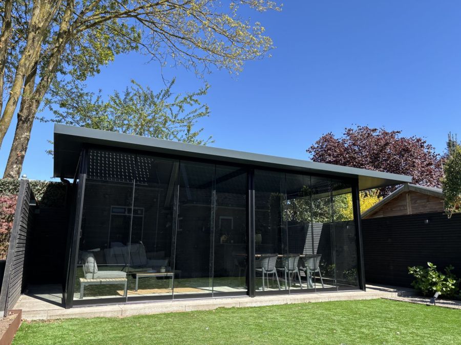 Glazenschuifdeuren in luxe overkapping geplaatst