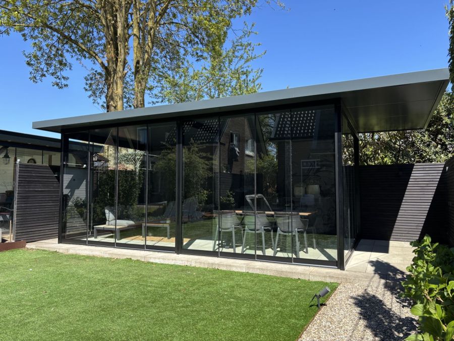 Glazenschuifdeuren in luxe overkapping geplaatst