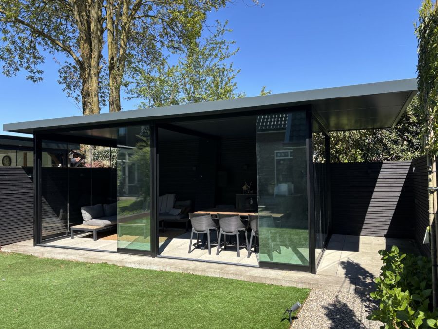 Glazenschuifdeuren in luxe overkapping geplaatst