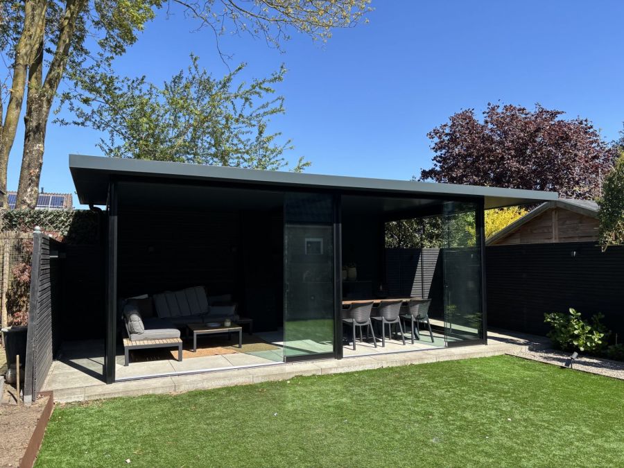 Glazenschuifdeuren in luxe overkapping geplaatst