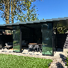 Glazenschuifdeuren in luxe overkapping geplaatst