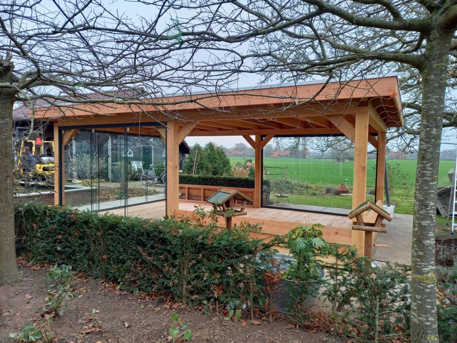 Het ultieme buitenleven: Douglas overkapping met glaswand en potdekselprofiel