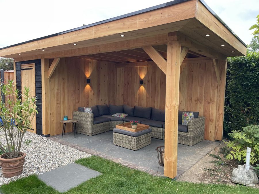 Luxe Douglas Tuinhuis: Stijlvol genieten met overstek en sfeervolle verlichting.