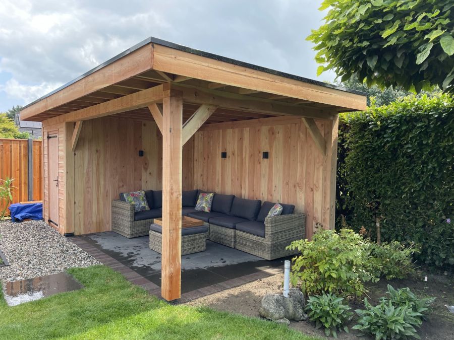 Luxe Douglas Tuinhuis: Stijlvol genieten met overstek en sfeervolle verlichting.