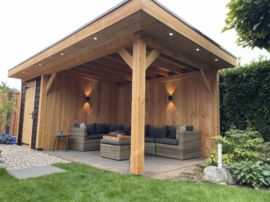 Luxe Douglas Tuinhuis: Stijlvol genieten met overstek en sfeervolle verlichting.