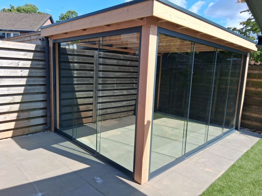 Luxe Leefruimte in Ulft: Overkapping met Glazen Schuifdeuren