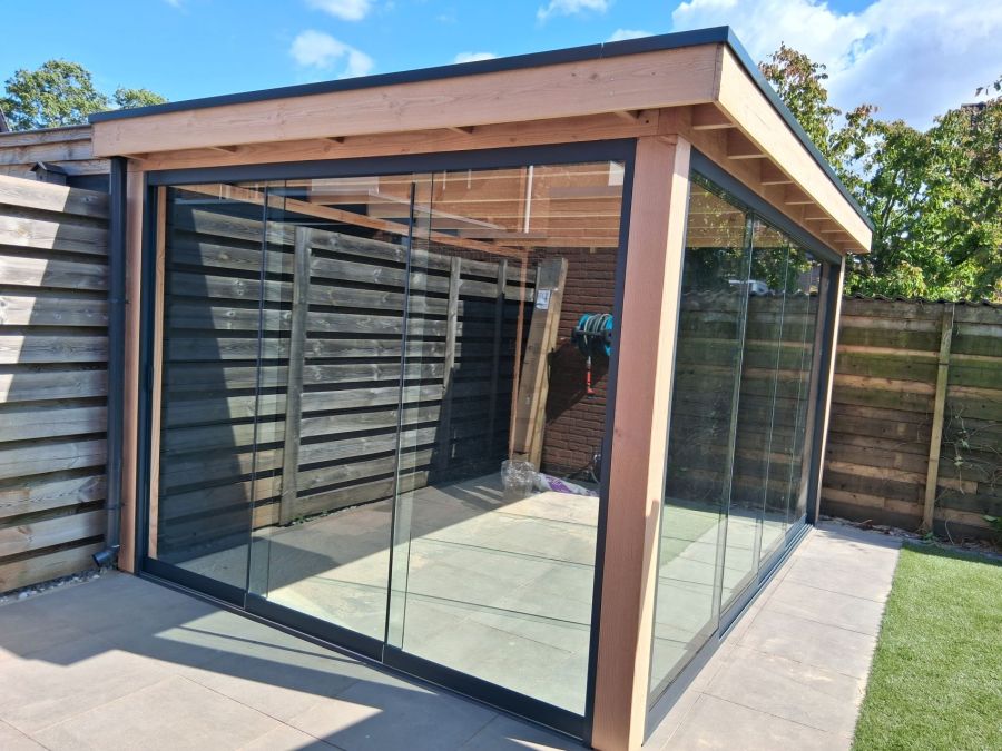 Luxe Leefruimte in Ulft: Overkapping met Glazen Schuifdeuren