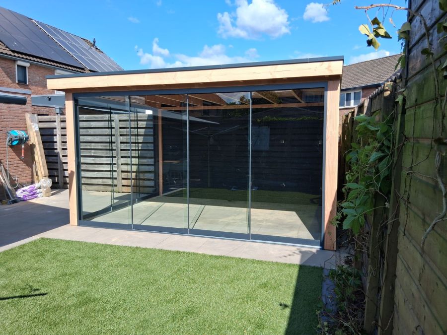 Luxe Leefruimte in Ulft: Overkapping met Glazen Schuifdeuren