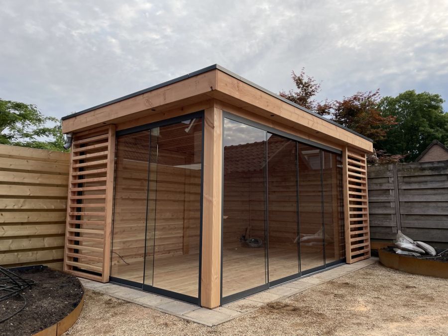 Overkapping Gendringen: Douglas Luxe met Lamellen en Glas